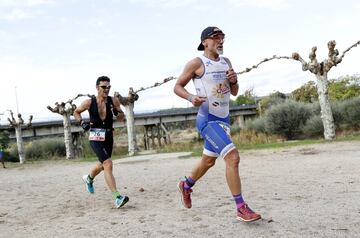 El segundo Du Cross de Aldea del Fresno fue una cita que pudieron disfrutar en la ma?ana del domingo m¨¢s de 160 participantes y que estuvo enmarcada en el fin de semana solidario que la localidad organiz¨® para recaudar fondos para la lucha contra el c¨¢nce