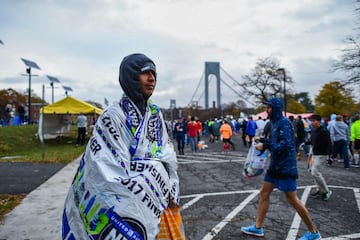 Los corredores esperan el comienzo de la Maratón tras pasar la zona de seguridad.
