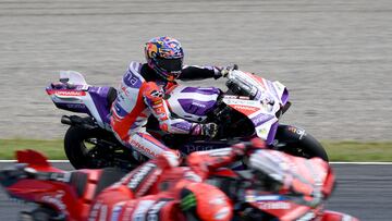 Prima Pramac Racing rider Jorge Martin of Spain (rear) and Ducati Lenovo Team rider Francesco Bagnaia of Italy compete during the MotoGP class free practice session of the Japanese MotoGP Grand Prix at the Mobility Resort Motegi in Motegi, Tochigi prefecture on September 29, 2023. (Photo by Toshifumi KITAMURA / AFP)