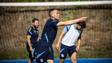 Sergio Francisco dirige a sus jugadores en un entrenamiento en Zubieta.