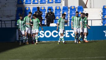 Los jugadores del filial del Betis celebran un gol. 