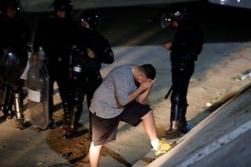 Un hombre llora desconsolado en los aleda?os del Estadio Cuscatl¨¢n.