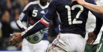 Una mano para el Mundial: En 2013 Henry le dio un empujón al balón con su mano, para acomodarlo y asistir a Gallas, para que Francia derrotará a Irlanda y se clasificará al Mundial de Sudáfrica 2010
