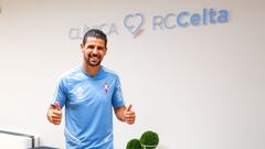 Nolito levanta los pulgares en la Cl&iacute;nica Celta.