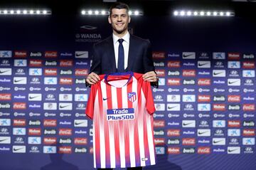 También casi sobre la bocina, el día 28 de 2019, el Atlético anuncia oficialmente la llegada de Álvaro Morata como cedido por el Chelsea durante un año y medio, con una opción de compra que el Atleti acabó ejerciendo. El equipo rojiblanco consiguió ceñirse al presupuesto otorgado por LaLiga con la salida de Gelson cedido al Mónaco y el traspaso de Jonny al Wolverhampton, donde ya jugaba a préstamo. Pese a su pasado madridista, Morata se decantaba por el Atlético, club en el que ya militó en las categorías inferiores y donde tenía el gran respaldo de Simeone como valedor de su incorporación. Desde el primer día fue importante. De enero a junio hizo seis tantos en 17 partidos y la temporada siguiente 16, 12 de ellos en Liga para ser el máximo anotador del equipo con diferencia. Pero, en el verano de 2020, el Atlético se lanzó a por el fichaje de Luis Suárez, que había estado a punto de ir a la Juventus y el propio equipo italiano consiguió el regreso de Morata. Jugaría dos años cedido en Italia antes de regresar. En la actualidad es el punta titular y máximo anotador de la plantilla con 9 goles.