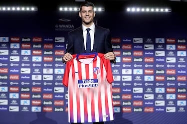 También casi sobre la bocina, el día 28 de 2019, el Atlético anuncia oficialmente la llegada de Álvaro Morata como cedido por el Chelsea durante un año y medio, con una opción de compra que el Atleti acabó ejerciendo. El equipo rojiblanco consiguió ceñirse al presupuesto otorgado por LaLiga con la salida de Gelson cedido al Mónaco y el traspaso de Jonny al Wolverhampton, donde ya jugaba a préstamo. Pese a su pasado madridista, Morata se decantaba por el Atlético, club en el que ya militó en las categorías inferiores y donde tenía el gran respaldo de Simeone como valedor de su incorporación. Desde el primer día fue importante. De enero a junio hizo seis tantos en 17 partidos y la temporada siguiente 16, 12 de ellos en Liga para ser el máximo anotador del equipo con diferencia. Pero, en el verano de 2020, el Atlético se lanzó a por el fichaje de Luis Suárez, que había estado a punto de ir a la Juventus y el propio equipo italiano consiguió el regreso de Morata. Jugaría dos años cedido en Italia antes de regresar. En la actualidad es el punta titular y máximo anotador de la plantilla con 9 goles.