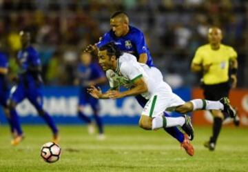 Apodi del Chapecoense lucha por el balón junto a Kenny Romero del Zulia.