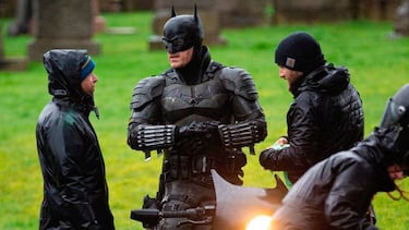 The Batman: filtradas nuevas fotos del traje y la moto en el set de rodaje