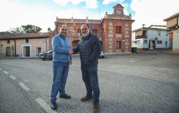 Imagen del anterior alcalde de Valdepiélagos, Juan Pablo Hernadas Calleja (izq), y el actual, Pedro José Cabrera Cabrera, frente al ayuntamiento. Foto: Bernardo Pérez.