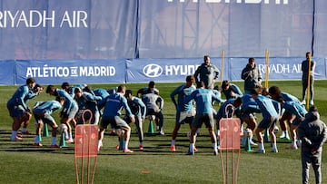 MAJADAHONDA, 14/01/2025.-Los jugadores del Atlético de Madrid este martes durante el entrenamiento en la Ciudad Deportiva en Majadahonda, preparatorio del partido de Copa del Rey que mañana disputará frente al Elche.- EFE/ Chema Moya
