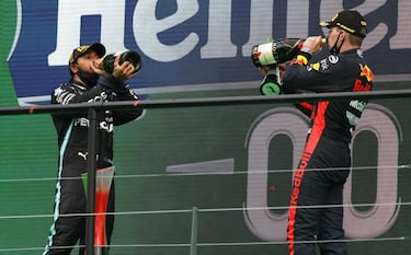 Hamilton sufrió al inicio, le superaron Bottas y Verstappen, pero el inglés se repuso con un Mercedes en su mejor momento y logró adelantar a ambos en la pista para vencer en el revirado circuito de Portimao, con su principal rival segundo. 