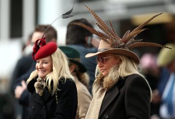 El Festival de Cheltenham, uno de los eventos hípicos más importantes del Reino Unido, se ha convertido en una pasarela de los sombreros más extravagantes.