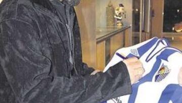 <b>AL FIN. </b>Ricardo Bóvio firma a AS su primera camiseta como jugador del Málaga en el hotel Guadalmar.