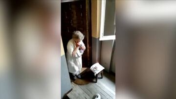 Imposible no emocionarse: el detalle de los vecinos con una anciana en su cumpleaños