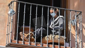 ALCALÁ DE HENARES, 02/04/2020.- Una mujer en el balcón de su vivienda en Alcalá de Henares (Madrid) este jueves, jornada decimonovena desde que se decretase el estado de alarma por la epidemia del coronavirus. EFE/Fernando Villar