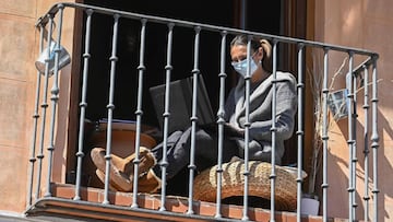 ALCAL&Aacute; DE HENARES, 02/04/2020.- Una mujer en el balc&oacute;n de su vivienda en Alcal&aacute; de Henares (Madrid) este jueves, jornada decimonovena desde que se decretase el estado de alarma por la epidemia del coronavirus. EFE/Fernando Villar