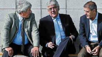 <b>DIÁLOGO MATUTINO. </b>Pedro Tomás y Dani Sánchez Llibre, ayer, en un banquillo de Sant Adrià.