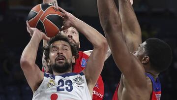 Sergio Llull trata de anotar ante la defensa de Hines y Kurbanov.