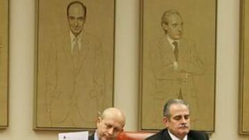 <b>DISCURSO. </b>José Ignacio Wert pasa una hoja durante su alocución en el Congreso de los Diputados.