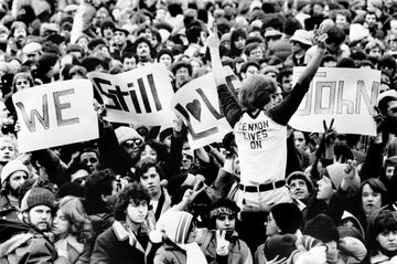 La muerte de John Lennon, tiroteado por Mark Chapman a la entrada de su edificio el 8 de diciembre de 1980, fue dada a conocer al mundo durante la transmisión de un Sunday Night Football. Howard Cossell detuvo la narración del encuentro entre Dolphins y Patriots, ya inmerso en el cuarto periodo, para anunciar la tragedia.