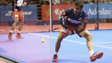 Pablo Lima realiza un rev&eacute;s durante un partido del World Padel Tour.