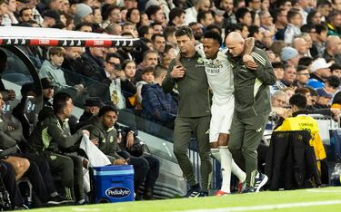 El jugador brasileño no puede apoyar la pierna izquierda y es ayudado por los médicos del Real Madrid a abandonar el terreno de juego.
