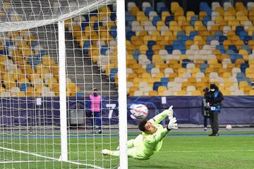 0-3. Martin Braithwaite marcó de penalti el tercer gol. En la imagen, el portero ucraniano Heorhiy Bushchan.