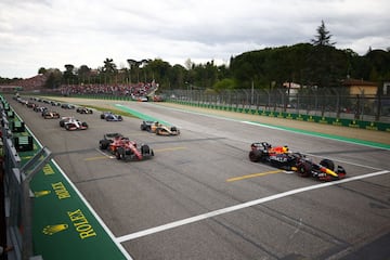 El piloto holand¨¦s Max Verstappen en la pole position para el inicio de la calificaci¨®n de sprint en la pista de carreras Autodromo Internazionale Enzo e Dino Ferrari en Imola, Italia.