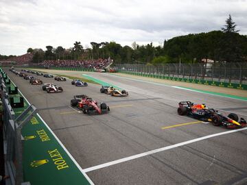 El piloto holandés Max Verstappen en la pole position para el inicio de la calificación de sprint en la pista de carreras Autodromo Internazionale Enzo e Dino Ferrari en Imola, Italia.