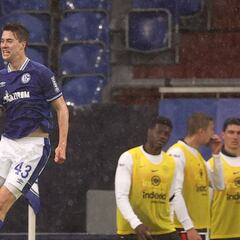 Matthew Hoppe destaca en victoria sorpresiva de Schalke 04