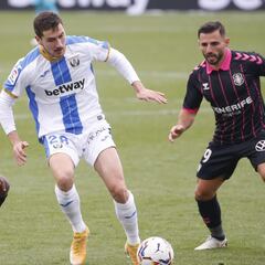 Javi Hernández, de exiliado a puntal