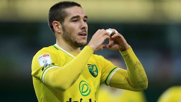 NORWICH, ENGLAND - JANUARY 02: Emi Buendia of Norwich City celebrates after scoring their team&#039;s first goal during the Sky Bet Championship match between Norwich City and Barnsley at Carrow Road on January 02, 2021 in Norwich, England. The match will be played without fans, behind closed doors as a Covid-19 precaution. (Photo by Stephen Pond/Getty Images)