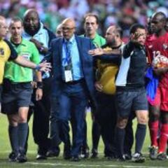 México manchó la pelota y va a la Final de la mano del árbitro