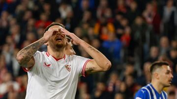 SEVILLA, 12/01/2024.- El delantero del Sevilla Lucas Ocampos, durante el partido de LaLiga de f¨²tbol que Sevilla FC y Deportivo Alav¨¦s disputan este viernes en el estadio Ram¨®n S¨¢nchez-Pizju¨¢n. EFE/Julio Mu?oz