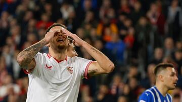 SEVILLA, 12/01/2024.- El delantero del Sevilla Lucas Ocampos, durante el partido de LaLiga de fútbol que Sevilla FC y Deportivo Alavés disputan este viernes en el estadio Ramón Sánchez-Pizjuán. EFE/Julio Muñoz
