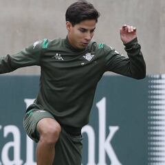 Torrado y el padre de Diego Lainez no ven al mexicano fuera del Betis