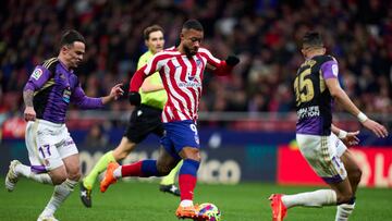 MADRID, SPAIN - JANUARY 21: Memphis Depay  of Atletico de Madrid battle for the ball with Roque Mesa of Real Valladolid CF during the LaLiga Santander match between Atletico de Madrid and Real Valladolid CF at Civitas Metropolitano Stadium on January 21, 2023 in Madrid, Spain. (Photo by Diego Souto/Quality Sport Images/Getty Images)