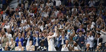 Los aficionados y los jugadores del Real Madrid homenajean a Rudy Fernndez en el que ha podido ser su ltimo partido en el Palacio de Deportes con la camiseta blanca.