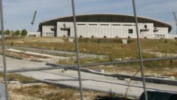 <b>OBRAS AL LADO DEL ESTADIO. </b>Al fondo un aspecto de cómo está el estadio de La Peineta. A su lado, las obras en el Centro Acuático dentro de la proyectada Villa Olímpica.