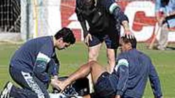 <B>UN SUSTO</B>. Denilson tuvo que retirarse del entrenamiento tras recibir una entrada de Varela.