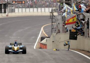 Tomaaaa!! El asturiano consigue en Brasil su primer Mundial en la F1 tras acabar tercero en el trazado de Interlagos.