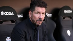 VALENCIA, SPAIN - NOVEMBER 07: Diego Simeone, Head Coach of Atletico Madrid looks on prior to the La Liga Santander match between Valencia CF and Club Atletico de Madrid at Estadio Mestalla on November 07, 2021 in Valencia, Spain. (Photo by Aitor Alcalde/