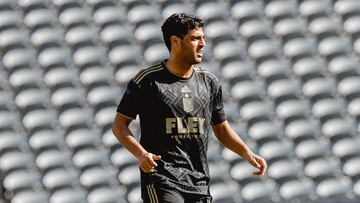 Carlos Vela en partido amistoso ante NYCFC con el jersey de LAFC que tiene la primera estrella.