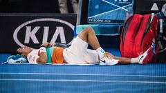 Nishikori, atendido por el fisioterapeuta del Open de Australia.