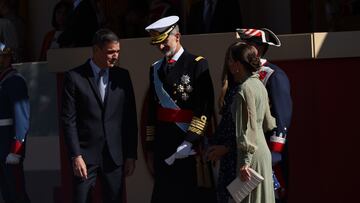 (I-D) El presidente del Gobierno, Pedro Sánchez; el Rey Felipe VI y la Reina Letizia, durante el acto solemne de homenaje a la bandera nacional y desfile militar en el Día de la Hispanidad, a 12 de octubre de 2022, en Madrid (España). Los actos por el Día de la Fiesta de la Hispanidad comienzan con el izado de la Bandera Nacional y el homenaje a los que dieron su vida por España, al que siguen los desfiles aéreo y terrestre de distintas unidades en los que participan más de 4.000 militares, 150 vehículos y cerca de 220 caballos, a los que se suman 84 aeronaves. La tribuna presidida por los Reyes se encuentra en la plaza de Lima y este año la princesa Leonor no asiste al desfile al encontrarse estudiando en Gales. ‘Todos trabajamos por un fin común’ es el lema que el Ministerio de Defensa ha elegido para los actos de este año por la Fiesta Nacional.
12 OCTUBRE 2022;FIESTA NACIONAL;4.000 MILITARES;DESFILE;FIESTA DE ESPAÑA;ESPAÑA;DESFILE;MILITARES;ESPAÑA;BANDERA DE ESPAÑA;ESPAÑA
Eduardo Parra / Europa Press
12/10/2022