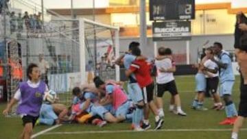 Javi Ruiz es felicitado por todos sus compañeros tras parar el penalti