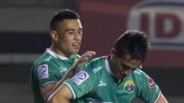 Bryan Carrasco celebra con Diego Vallejos, goleadores en la noche de La Florida.