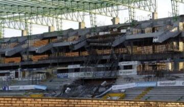 En agosto la tribuna occidental del estadio de Neiva se desplomó y dejó varios obreros muertos.