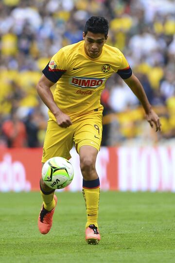 Antes de poner rumbo a Europa, Jiménez se convirtió en uno de los delanteros más letales de la Liga MX. Debutó en 2011 y marcó 38 goles vestido de 'crema'. 