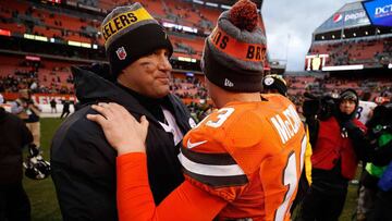 CLEVELAND, OH - NOVEMBER 20: Ben Roethlisberger #7 of the Pittsburgh Steelers is congratulated by Josh McCown #13 of the Cleveland Browns after Pittsburgh's 24-9 win at FirstEnergy Stadium on November 20, 2016 in Cleveland, Ohio. Gregory Shamus/Getty Images/AFP
== FOR NEWSPAPERS, INTERNET, TELCOS & TELEVISION USE ONLY ==